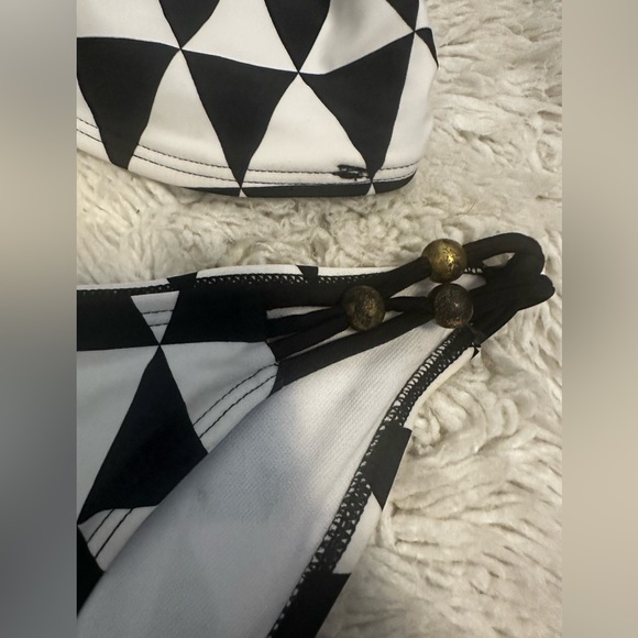 - New geometric design bikini medium - Picture 4 of 5